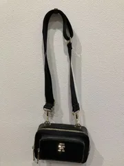 中古美品正規品　TOMMY HILFIGER(トミーヒルフィガー) アイコニックモノグラムショルダーバッグ