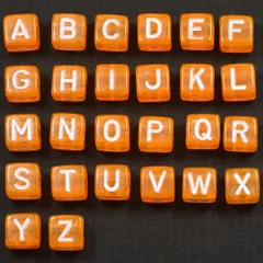 A～Z 各1個 計26個 オレンジ白字 アルファベット プラビーズ６ｍｍキューブ