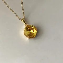 スワロフスキークリスタルライトトパーズ　大粒スクエアのゴールドネックレス