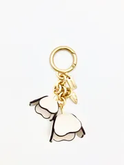 【中古 美品】コーチ　COACH　エッセンシャル ティー ローズ バッグ チャーム　キーホルダー　オフホワイト　花モチーフ　上品　レディース小物　ブランド小物