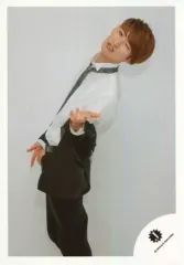 【中古】生写真(ジャニーズ) 関西ジャニーズJr./向井康二/膝上・衣装白黒・体左向き/18初春 関西ジャニーズJr. コンサートグッズ撮影オフショット/公式生写真