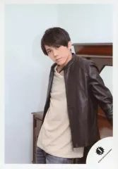 【中古】生写真(ジャニーズ) 7 MEN 侍/佐々木大光/膝上・衣装黒・白・デニム・左向き・首傾げ・両手下・口閉じ・背景白/「DREAM BOYS」グッズオフショット/公式生写真