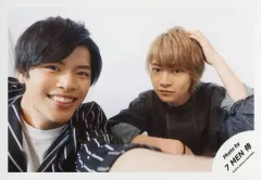 【中古】生写真(ジャニーズ) 7 MEN 侍/菅田琳寧・今野大輝/横型・バストアップ・衣装白黒・菅田笑顔・今野左手頭・背景白/「ジャニーズJr.8・8祭り～東京ドームから始まる～」セルフィー/公式生写真