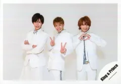【中古】生写真(ジャニーズ) King ＆ Prince/岸優太・神宮寺勇太・岩橋玄樹/横型・膝上・衣装白・センター岸・両手ピース・腕組み・両手でハート/シングル「Memorial」MV＆ジャケ写撮影オフショット/公式生写真