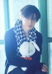 【中古】生写真(男性) 藤原祐規(猪八戒)/膝上・座り・衣装黒・ストール・右腕・うさぎのぬいぐるみ・眼鏡/「最遊記歌劇伝the Movie-Bullets-」Presents CD「Go to the West」クリエタウン特典ブロマイド