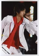 【中古】生写真(ジャニーズ) Hey! Say! JUMP/八乙女光/ライブフォト・膝上・衣装白、赤・左手マイク・目線右・背景黒/公式生写真