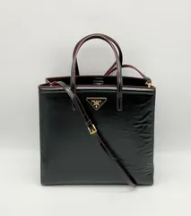 PRADAロゴ付き ハンドバッグ　並行輸入品 ほぼ未使用 PRADA プラダ ロゴ 金具 サフィアーノ レザー 本革
