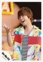 【中古】生写真(ジャニーズ) Kis-My-Ft2/北山宏光/上半身・衣装赤・緑・黄色・白・黒・ボーダー・左向き・右手上げ・口開け・顔傾げ/「Sha la la☆Summer Time」PV＆ジャケ写撮影/公式生写真