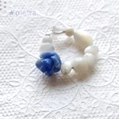 ［e24］青薔薇ストーンとマザーオブパールと白珊瑚のイヤーカフ　天然石/シェル/コーラル/誕生石/ステンレス/イヤリング/ノンホールピアス