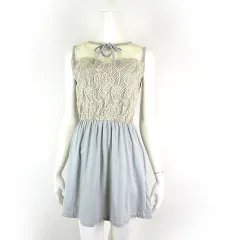 Lady In Black タイ製 ワンピース ミニ チュール レース ペプラム リボン ノースリーブ S くすみブルー アイボリー