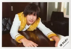 【中古】生写真(ジャニーズ) Lil かんさい/岡崎彪太郎/横型・バストアップ・衣装黄色・白・両手机・前屈み・右向き/「関ジュ 夢の関西アイランド 2020 in 京セラドーム大阪 ～遊びにおいでや!満足 100%～」グッズオフショット/公式生写真