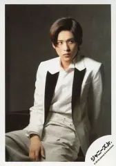 【中古】生写真(ジャニーズ) Snow Man/目黒蓮/膝上・座り・衣装白・黒・右手股・左向き・目線右・背景黒/「少年たち To be!」グッズオフショット/公式生写真