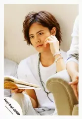 【中古】生写真(ジャニーズ) Hey! Say! JUMP/岡本圭人/上半身・座り・衣装白・左向き・右手本・左手頬・背景白/16夏 コンサートパンフ＆グッズ撮影/公式生写真