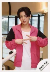 【中古】生写真(ジャニーズ) Snow Man/目黒蓮/膝上・衣装ピンク・白・黒・両手ピース・首傾げ/「ジャニーズJr.8・8祭り～東京ドームから始まる～」グッズオフショット/公式生写真