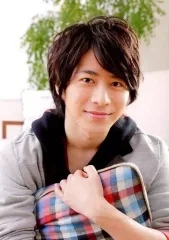 【中古】生写真(男性) 村井良大(小野田坂道)/バストアップ・衣装グレー・クッション抱え・私服ショット/私服セット/舞台「弱虫ペダル」ブロマイド