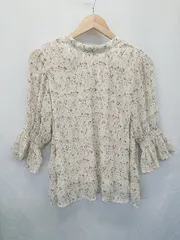 ◇ ⊂ NICE CLAUP ナイスクラップ 総柄 フレアスリーブ 七分袖 シャツ ブラウス サイズF ライトベージュ系 レディース E  【1506110004345】