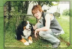 【中古】生写真(男性) T.M.Revolution/西川貴教/横型・しゃがみ・ジャケット黒・ノースリーブ・右手犬・背景野外/ARENA37℃/公式ブロマイド