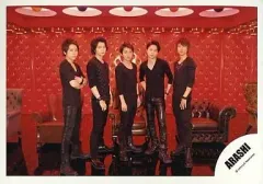 【中古】生写真(ジャニーズ) 嵐/5人(集合)/横型・衣装黒・全身・背景赤・ソファ・Face Down/公式生写真