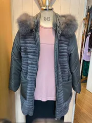 レディースファッション、アウター、（レッキス）中綿ジャケットコート●（前身頃にレッキス毛皮使用・フード部分にブルーフォックス使用）フード部分はファスナーで取り外しができ、上部の毛皮部分はボタンで取り外しができます。45,800円（税込50,380円）の商品。