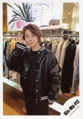 【中古】生写真(ジャニーズ) Kis-My-Ft2/北山宏光/膝上・衣装黒・赤・右手指で丸・左向き・カメラ目線・口閉じ/北山宏光・宮田俊哉 海外(ロサンゼルス)オフショット/公式生写真