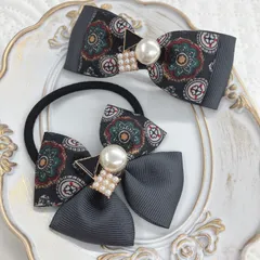 バレッタ　ヘアゴム　セット　ダマスク柄　ダークグレー　センターパーツ  パール風　ビジュー　オフィスカジュアル　グログラン　リボン
