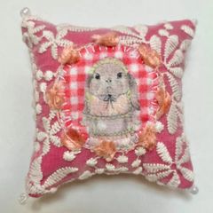 ハンドメイド　パッチde針山　きれいなレースのうさぎさん　針山　ピンクッション　パッチワーク　うさぎ　ロップイヤーラビット　ピンク　ビーズ　レース
