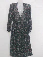 ◇ AZUL BY MOUSSY 花柄 シフォン 長袖 膝下丈 ガウン ワンピース サイズ S ブラック レッド マルチ レディース  【中古】 【1204050007333】のサムネイル