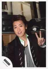 【中古】生写真(ジャニーズ) 嵐/大野智/上半身・衣装黒・インナーボーダー・左手ピース・背景室内/公式生写真