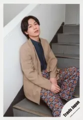 【中古】生写真(ジャニーズ) Travis Japan/松田元太/膝上・座り・衣装ベージュ.黒・壁に寄りかかり・階段/「Travis Japan LIVE TOUR 2020 ENTER 1234567」グッズオフショット/公式生写真