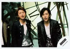 【中古】生写真(ジャニーズ) 嵐/大野智・二宮和也/横型・ジャケット黒・インナー白・口開け・背景時計/公式生写真