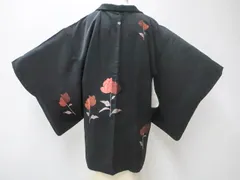 【一輝堂】【着物】黒羽織　絵羽柄　縫い紋　花文　羽織り紐付き　身丈約80cm　裄丈約62.5cm　25z02-1033