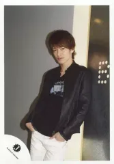 【中古】生写真(ジャニーズ) Snow Man/深澤辰哉/膝上・衣装黒・白・両手ポケット・背景グレー/「DREAM BOYS 2014」パンフレット撮影オフショット/公式生写真