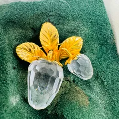 A【中古】SWAROVSKI スワロフスキー ブローチ 石付き いちごモチーフ レディース ブランド アクセサリー 箱付き