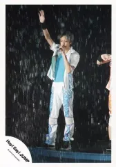 【中古】生写真(ジャニーズ) Hey! Say! JUMP/八乙女光/ライブフォト・全身・衣装白.水色・右手パー・左手マイク・雨・背景黒/公式生写真