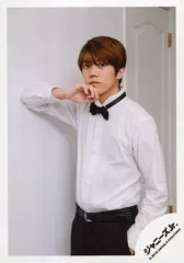 【中古】生写真(ジャニーズ) 7 MEN 侍/佐々木大光/膝上・衣装白・黒・右手口元・左手ポケット・口閉じ・左向き・背景白/「ジャニーズJr.8・8祭り～東京ドームから始まる～」グッズオフショット/公式生写真