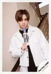 【中古】生写真(ジャニーズ) Hey! Say! JUMP/山田涼介/膝上・衣装白・黒・右手ペットボトル・階段/シングル「I am / Muah Muah」MV＆ジャケ写オフショット/公式生写真