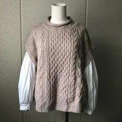 ロールネック ニットベスト　レディース《SUREVE》ベージュ系　亜麻色　ケーブル編み（90100173）