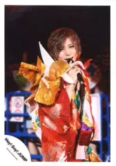 【中古】生写真(ジャニーズ) Hey! Say! JUMP/山田涼介/ライブフォト・上半身・和服衣装赤白金・右手マイク/公式生写真