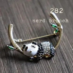ゆるかわパンダブローチ　かわいい カジュアル 動物 アニマル 新品 キラキラ 生き物 コサージュ 未使用 NerD