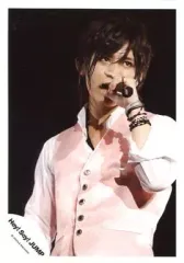 【中古】生写真(ジャニーズ) Hey! Say! JUMP/山田涼介/ライブフォト・上半身・ベストピンク・左手マイク・目線右上・背景黒/公式生写真