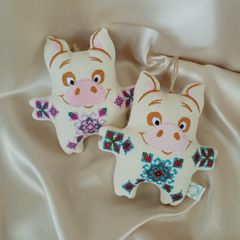 ウクライナ刺繍オーナメント「ぶたさん」ピンク／水色