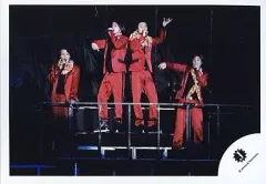 【中古】生写真(ジャニーズ) Kis-My-Ft2/集合(4人)・二階堂高嗣・宮田俊哉・横尾渉・北山宏光/横型・ライブフォト・衣装赤黒・マイク持ち・背景黒/公式生写真