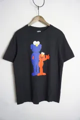美品 UNIQLO ユニクロ × KAWS カウズ × SESAME STREET セサミストリート Tシャツ 半袖カットソー 黒907O★2
