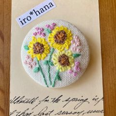 くるみボタン刺繍ブローチ (桜サク＊) ハンドメイド - メルカリ