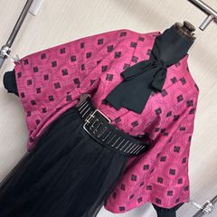 和洋折衷コーデセット｜個性派ピンクとシックなブラックの大胆レイヤードコーデ ベルト付き羽織×黒ブラウス×透け感ロングスカート