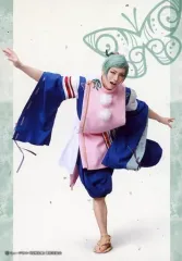 【中古】生写真(男性) 高野洸(膝丸)/全身・衣装青・ピンク・背景蝶・キャラクターショット/「ミュージカル『刀剣乱舞』 髭切膝丸 双騎出陣2020 ～SOGA～」ランダムブロマイド SOGAver.