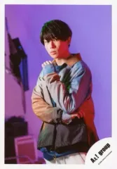 【中古】生写真(ジャニーズ) Aぇ! group/末澤誠也/膝上・衣装青.グレー.茶色・左手親指顎・右手お腹・背景紫/「Aぇ! group Zepp LIVE 2020 STARTING NOW 413」グッズオフショット/公式生写真