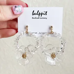 大ぶりパール 揺れるゴールドフラワー ロングピアス 普段使い・結婚式・お呼ばれ　フラワー