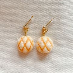 ミニチュア　メロンパン　ピアス　金属アレルギー対応