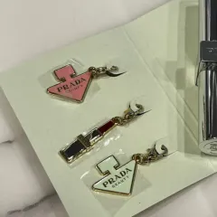 美品　PRADA キーリング ベア 黒 ハート型 ロゴプレート ビジュー　希少 美品✨ PRADA キーリング ベア 黒 ハート型 ロゴプレート ビジュー